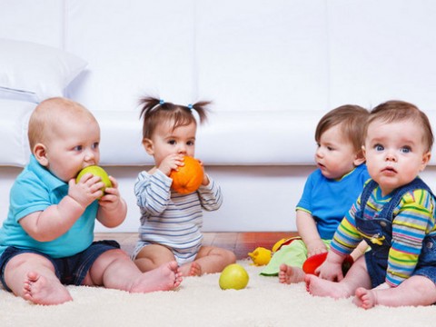 bebes-niños-tomando-frutas-